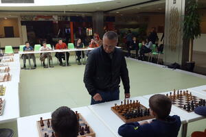 Velemajstor Nikčević odigrao simultanku sa 18 mladih šahista