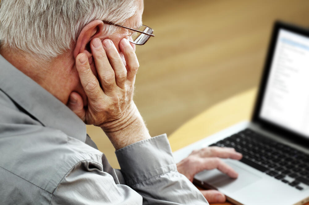 Internet, kompjuter, stariji čovjek, Foto: Shutterstock
