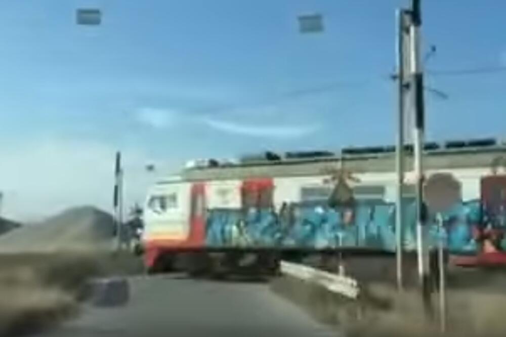 voz Srpska pružni prelaz, Foto: Youtube screenshot