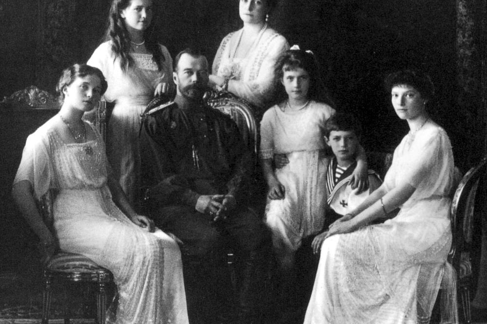 car Nikolaj II sa suprugom i djecom (novina)