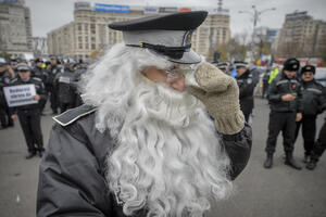 U Rumuniji policajci protestovali obučeni u kostime Djeda Mraza