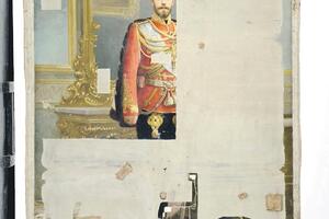 Ispod Lenjinove slike portret cara Nikolaja II