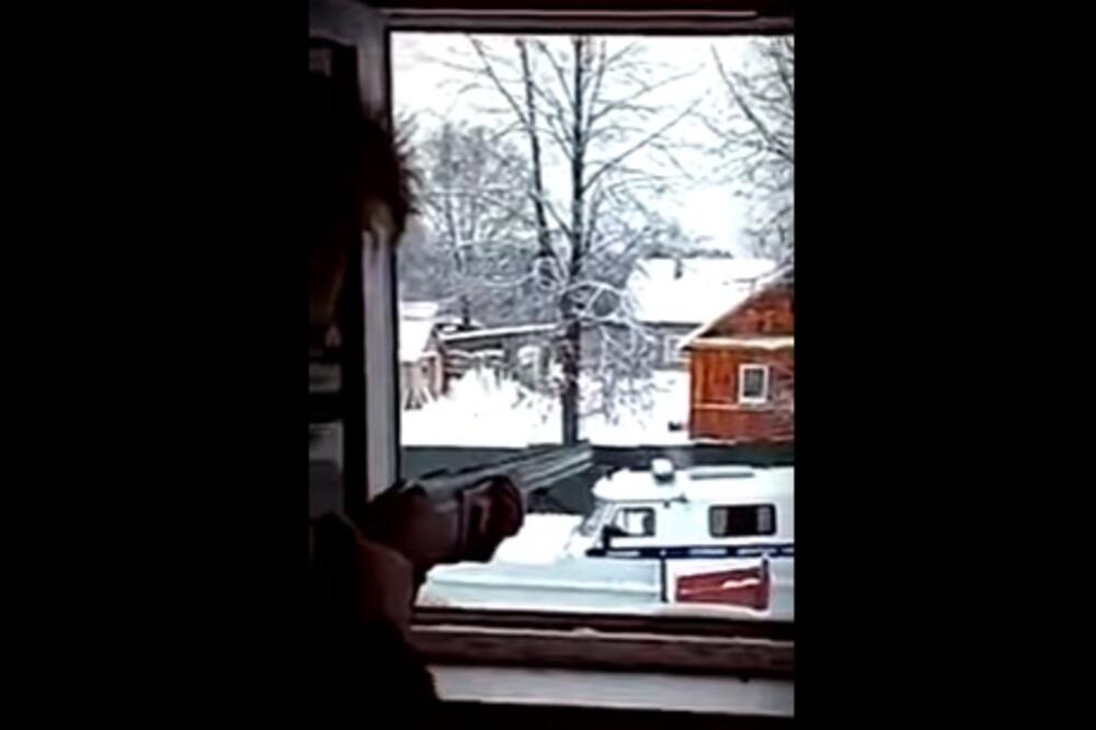 Dječak, puška, Foto: Screenshot (YouTube)