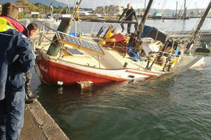 Vjetar jedrilicu nasukao na gat