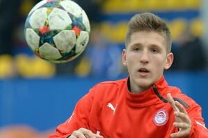 Arsenal prati grčkog tinejdžera