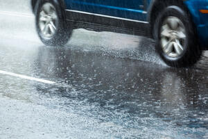 Oprezno vozite, putevi mokri i klizavi, vidljivost smanjena