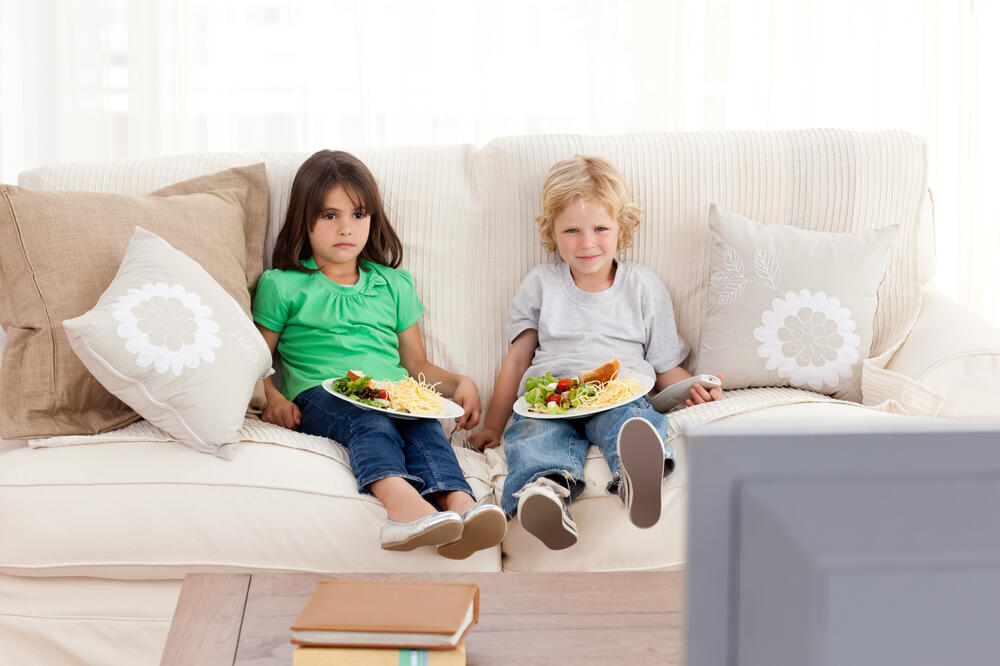 jelo ispred televizora, Foto: Shutterstock