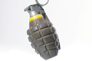 Komšiji na vratima kuće okačio bombu