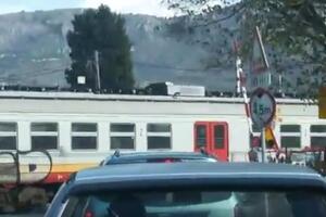 Opet ista situacija u Zagoriču: Rampa podignuta, voz prolazi