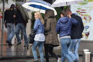 Oblačno, krajem dana padavine