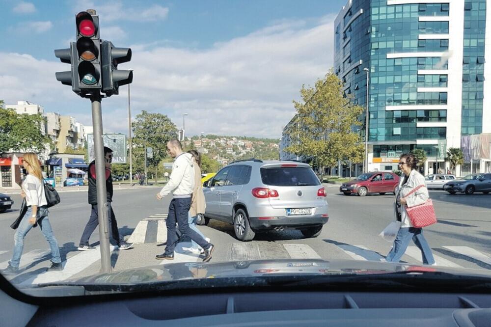 službeno auto, pješaci, Foto: Čitalac "Vijesti"