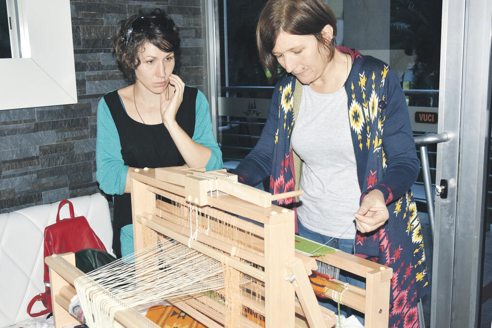 Svetlana na razboju (desno), Foto: CZIP