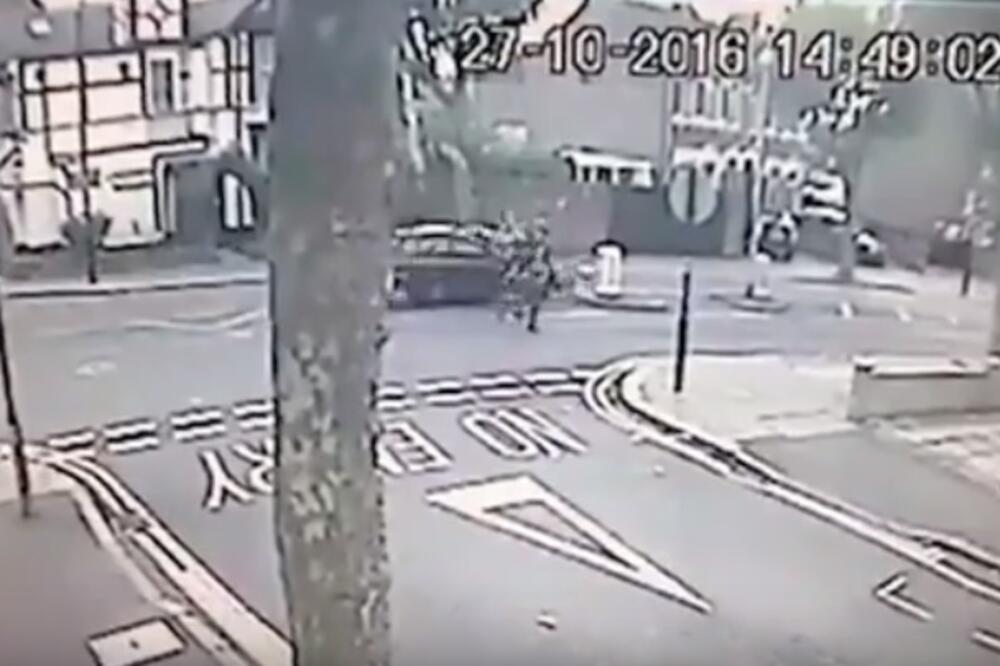 Auto udara pješake, Foto: Screenshot (YouTube)