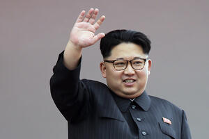 Kim Džong Un kao akcioni heroj: Vozi avion, podmornicu, puca iz...