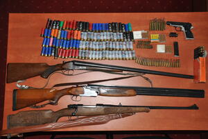 Pretresi u Kotoru i Budvi: Nađene puške, pištolji i municija