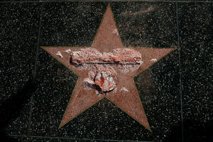 SAD: Otis čekićem uništio Trampovu zvijezdu na Stazi slavnih