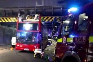 London: Dabl-deker udario u nadvožnjak i ostao bez krova