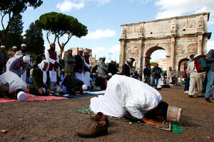 Rim: Muslimani protestovali zbog zatvaranja džamija