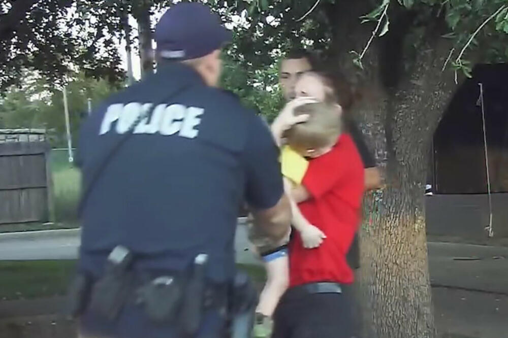 Policajac, spasavanje dječaka, Foto: Screenshot (YouTube)