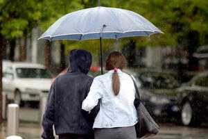 Oblačno, mjestimično kiša