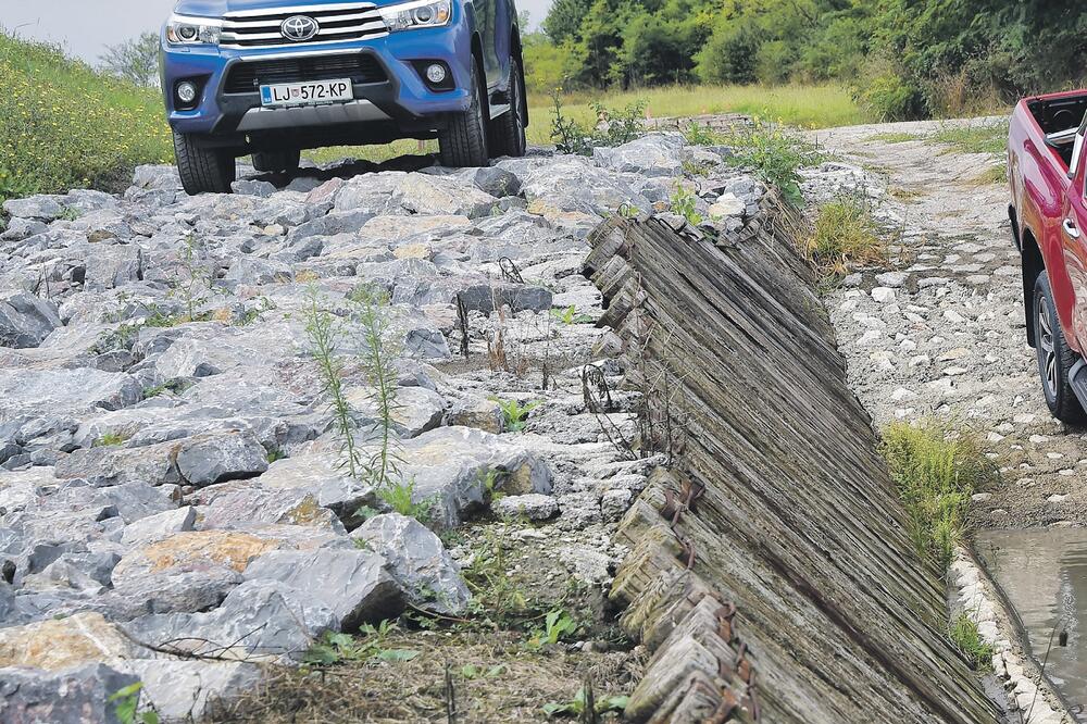 tojota hajlaks (novine)