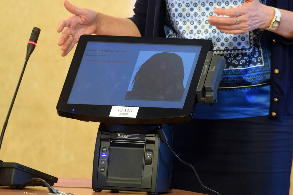 elektronski identifikator birača, Foto: Boris Pejović