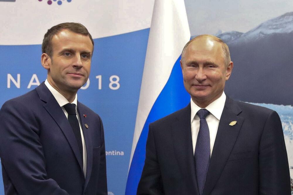 Makron i Putin, Foto: Mikhail Klimentyev/AP