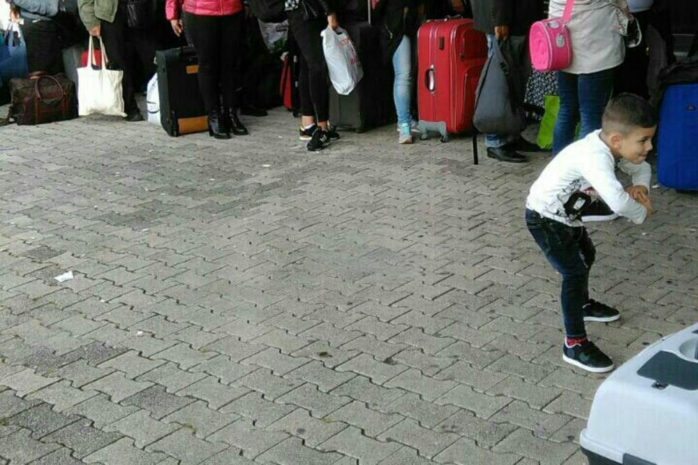 Bar romi, Foto: Demokrate