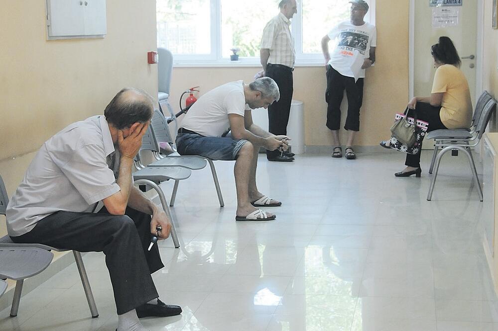 Dom zdravlja, pacijenti, Foto: Savo Prelević
