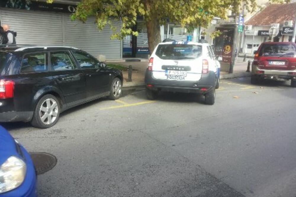 policijsko vozilo, nepropisno parkiranje, Foto: Čitalac reporter