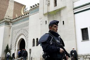 Pariz: Četiri policajca povrijeđena u napadu