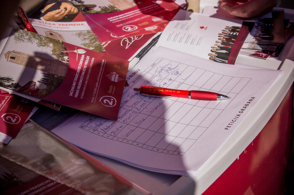 Potpisivanje peticije, Foto: SDP