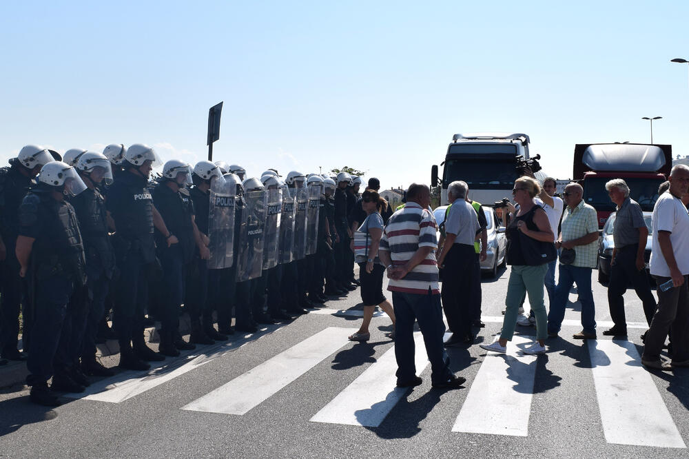 bivši radnici KAP-a blokada, Foto: Boris Pejović