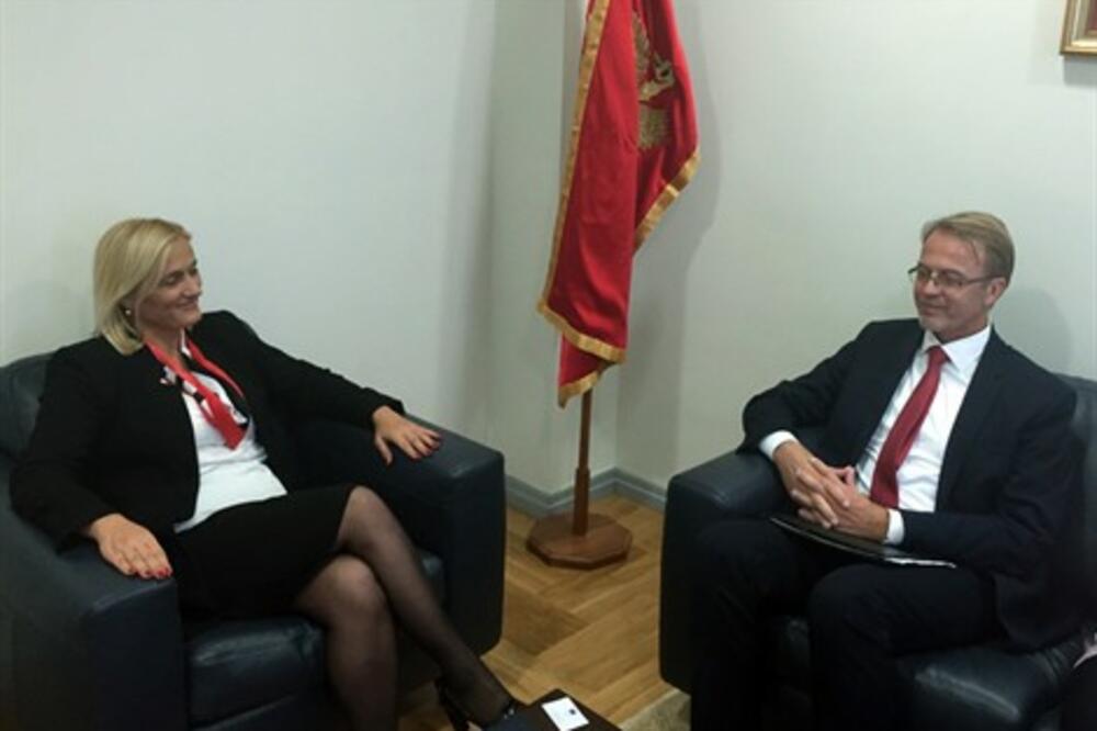 Azra Jasavić, Avio Orav, Foto: Vlada Crne Gore