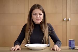 Ova djevojka je testirala pseću hranu... Pogledajte reakciju!