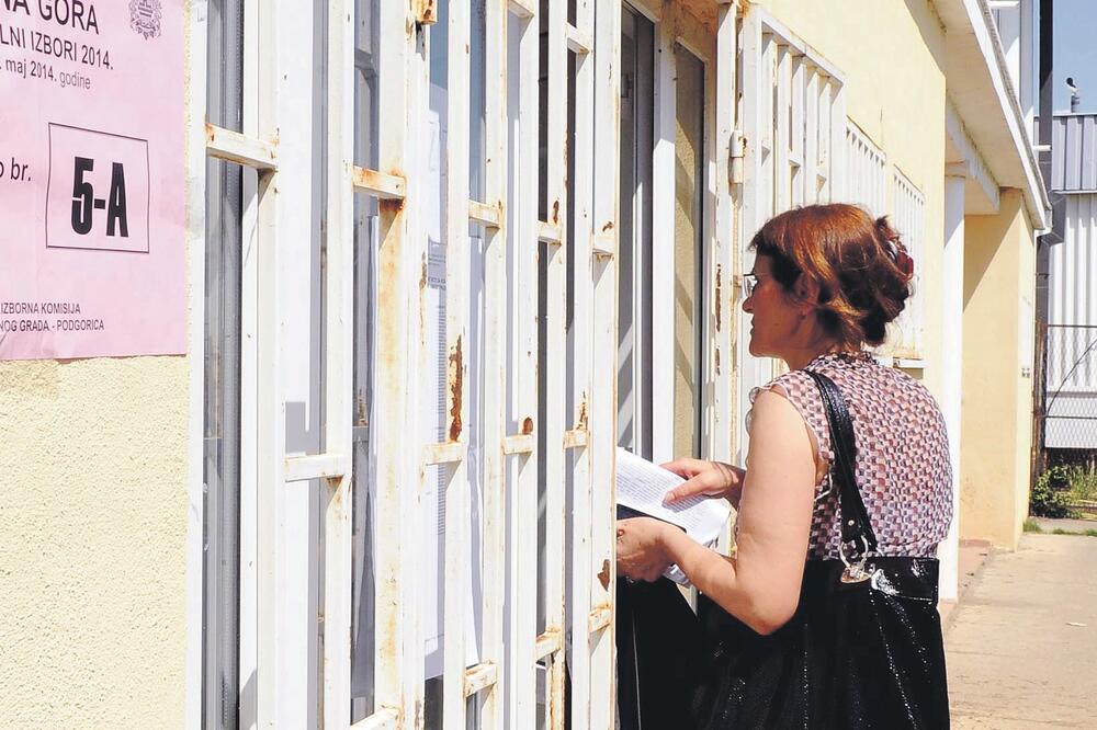 Biračko mjesto Tološi, glasanje, Foto: Zoran Đurić
