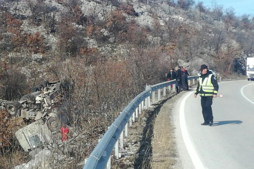 Policija na mjestu gdje se prevrnula cisterna, Foto: Privatna arhiva