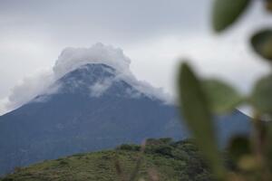 Evakuisano 230 ljudi zbog erupcije vulkana