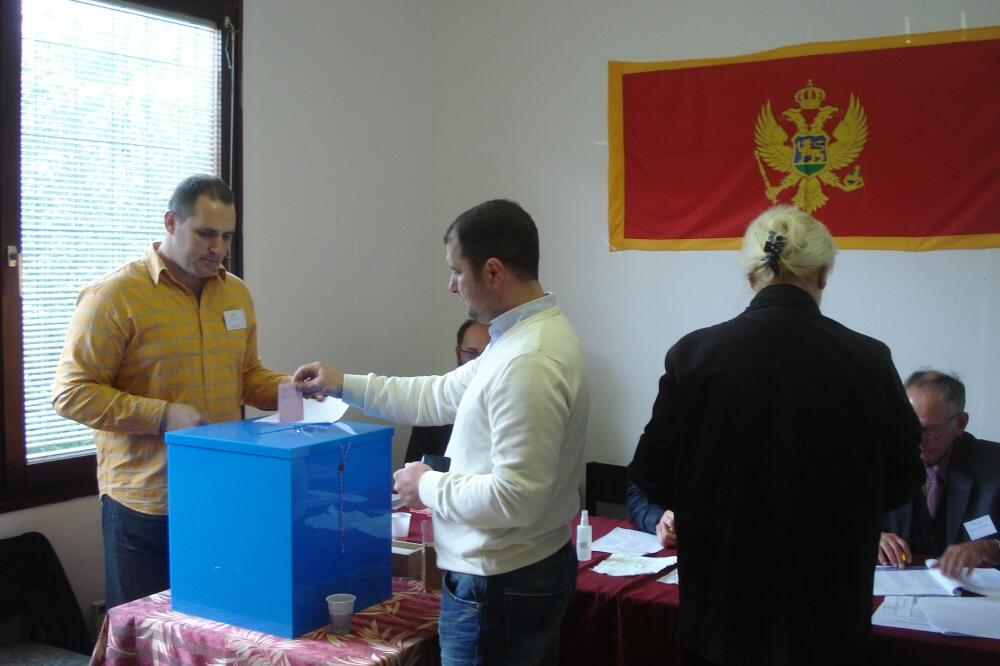 Glasanje Tivat, Foto: Zoran Đurić