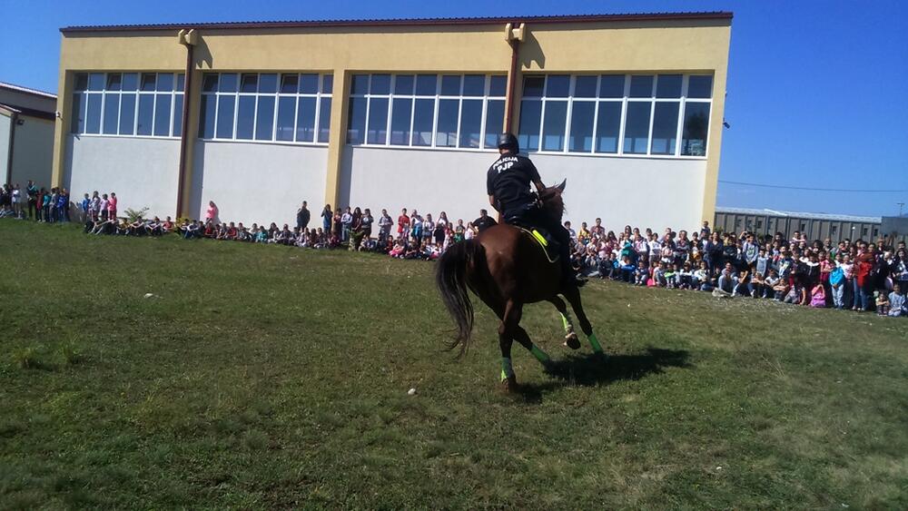 Nikšić policija, posjeta školi