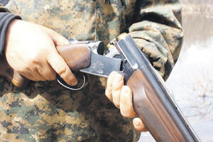 Pariz: Starija osoba pucala na radnike supermarketa, dvoje ranjeno