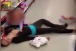 Uznemirujući video: Djevojčica pokušava da probudi majku koja se...
