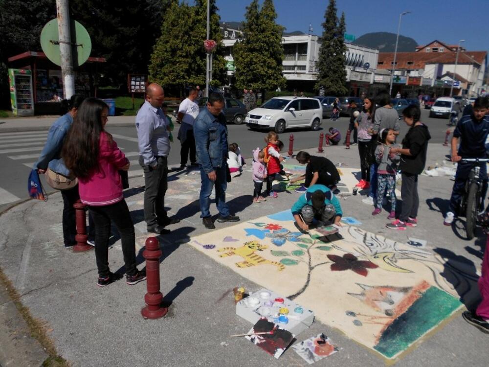 Djeca crtaju na asfaltu