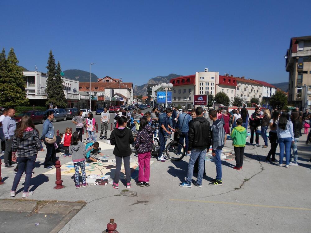 Djeca crtaju na asfaltu