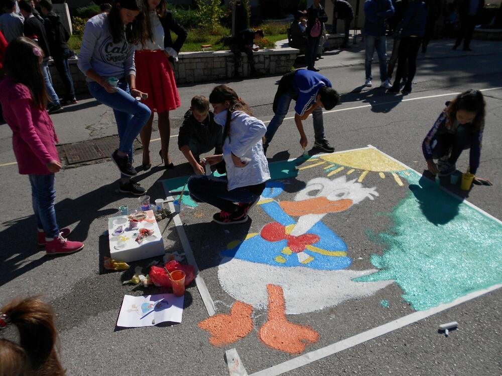 Djeca crtaju na asfaltu
