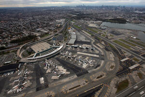 Otvoren terminal na njujorškom aerodromu: Sumnjivo vozilo uklonjeno