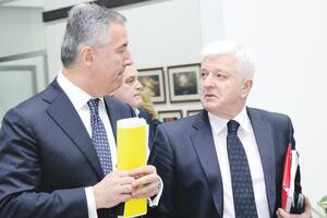 Đukanović častio DPS sa 1.300, Marković sa 1.500 eura