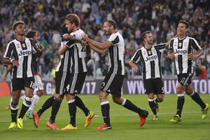Kiks Napolija u Đenovi, Juventus lider