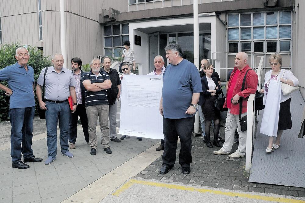 Korisnici kredita ispred suda, Foto: Zoran Đurić