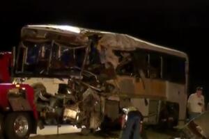 SAD: Školski autobus udario u nadvožnjak, stradale četiri osobe